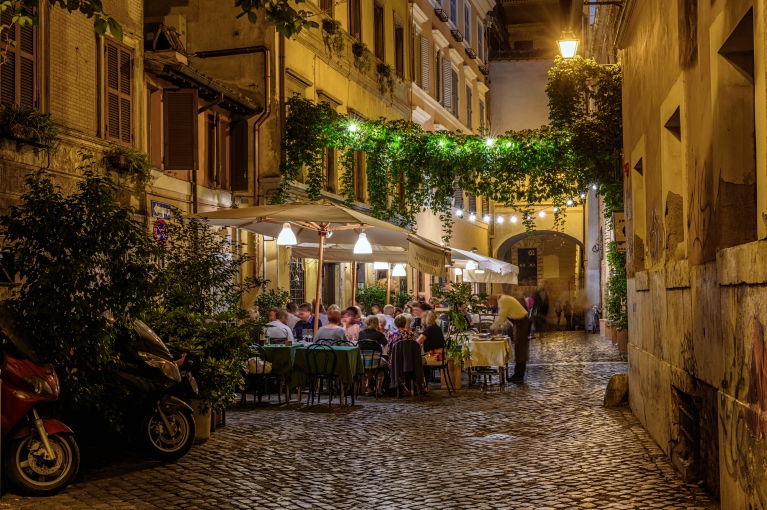 Fachada de um restaurante no bairro de Trastevere, em Roma, Itália