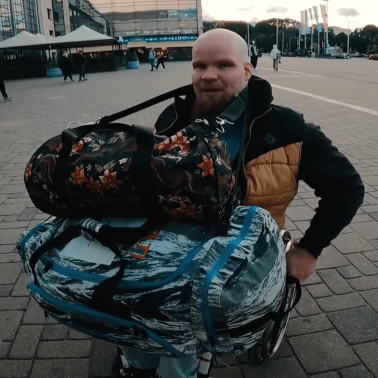 YouTuber Aleksi Kirjonen na cadeira de rodas