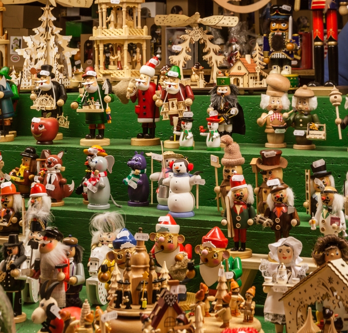Dezenas de estatuetas de madeira em uma banca na feira em Dresden