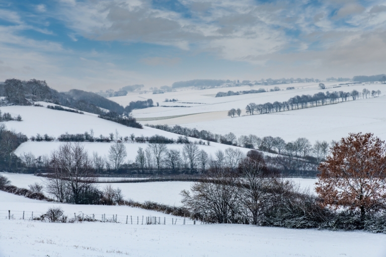 A paisagem rural de Limburgo, nos arredores de Valkenburg, coberta de neve