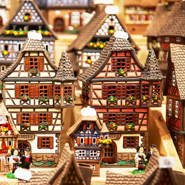 Close-up de casas alsacianas de brinquedo disponíveis para compra na feira de Estrasburgo