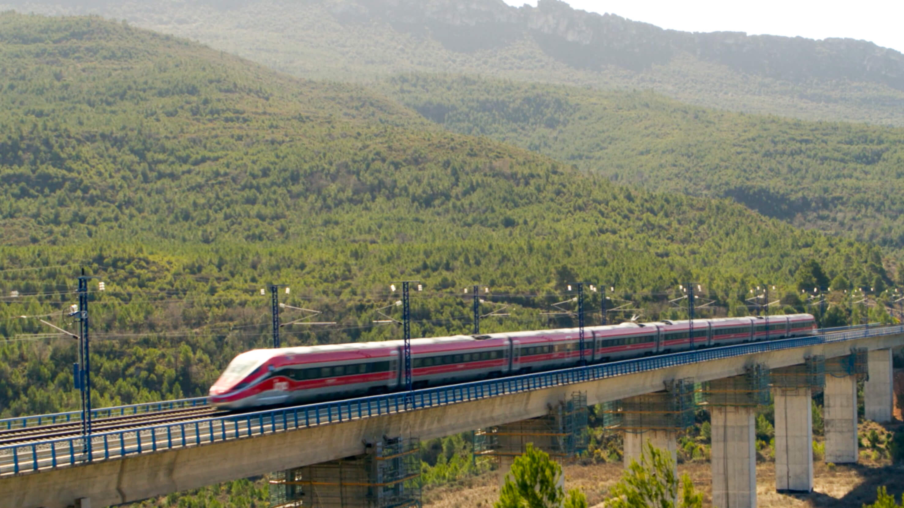 Uma captura aérea de um trem Iryo em operação 