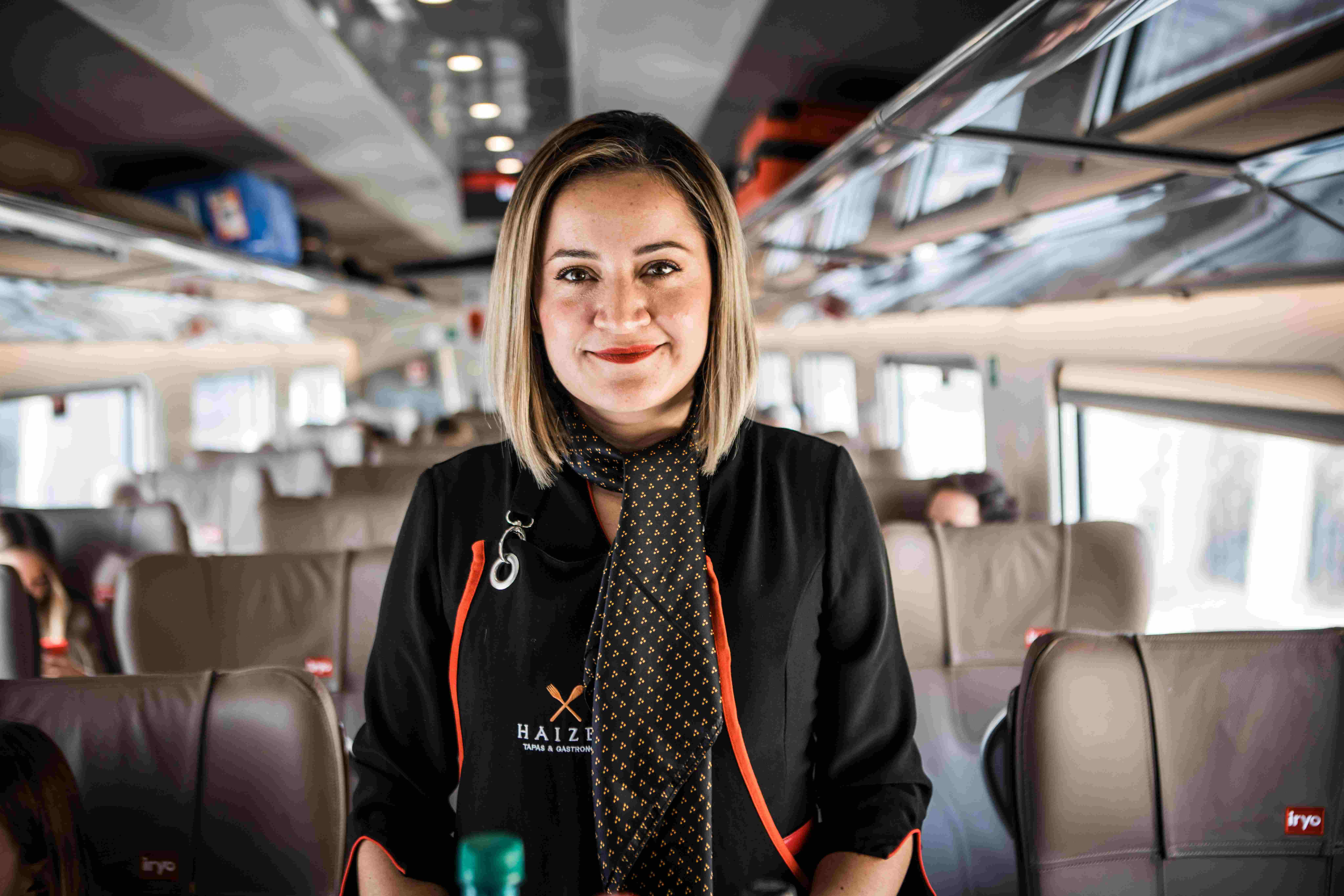 Um funcionário do trem Iryo dentro do trem 