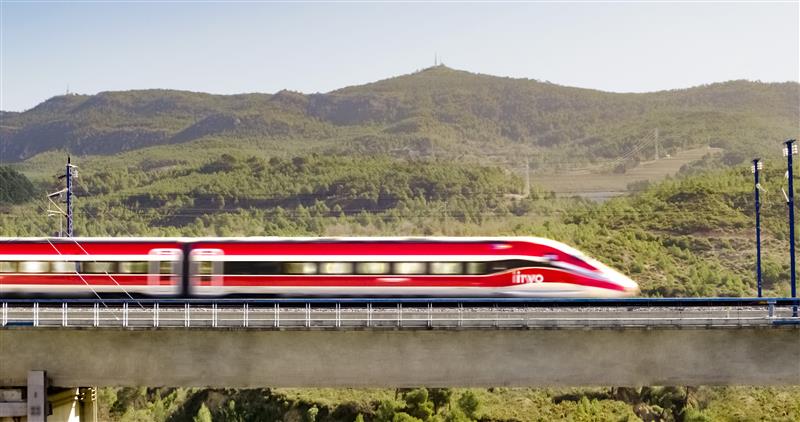 A vista lateral de um trem da Iryo na Espanha passando em alta velocidade