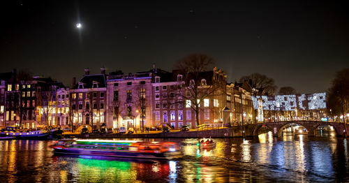 ライトフェスティバル開催中のアムステルダムの運河
