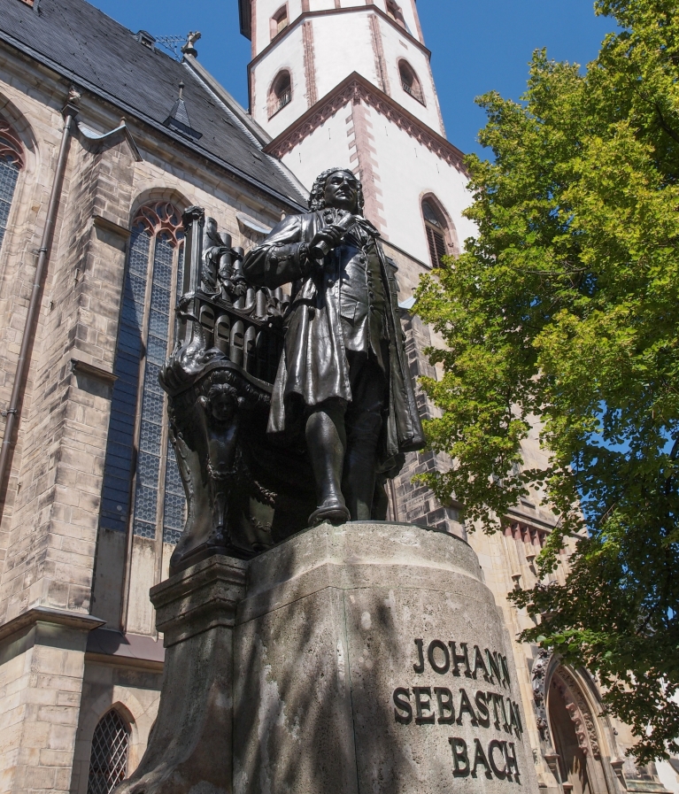 Monumento a Bach fuera de la Iglesia de San Thomas en Leipzig, Alemania 