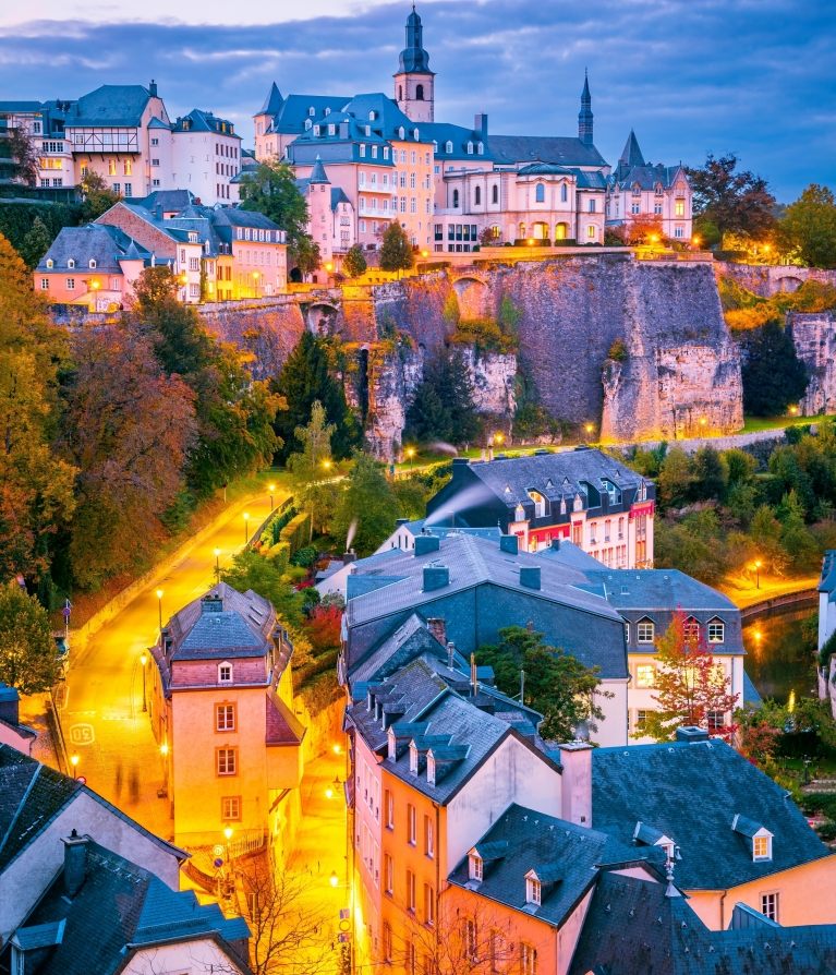 Vista aérea de la Ciudad de Luxemburgo al atardecer 