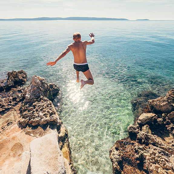 croatia-summer-man-jumping-in-sea