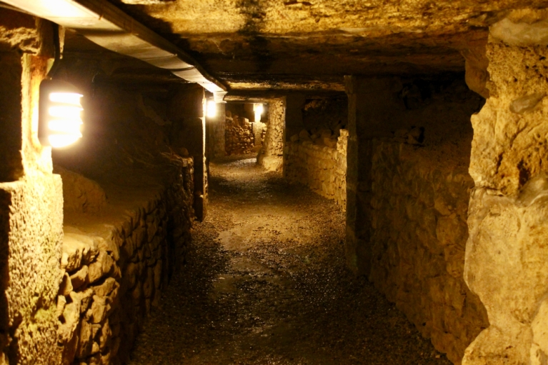 Una red de túneles subterráneos es el lugar de descanso final para muchos parisinos en el año 1700