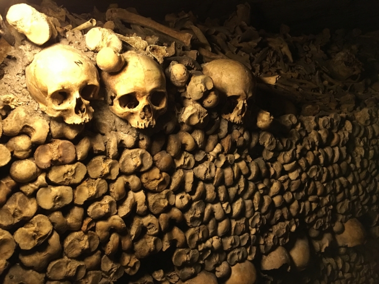 Muros decorados con restos humanos