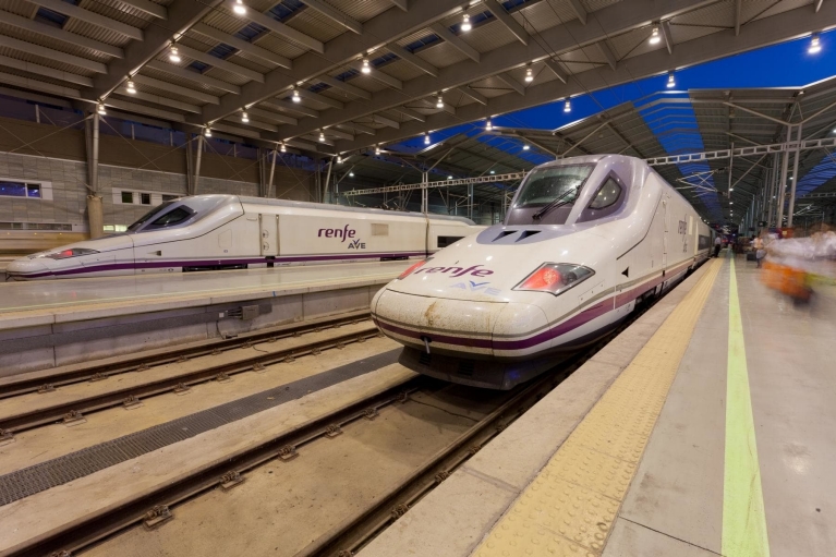 マラガの駅に停車中の AVE 高速鉄道