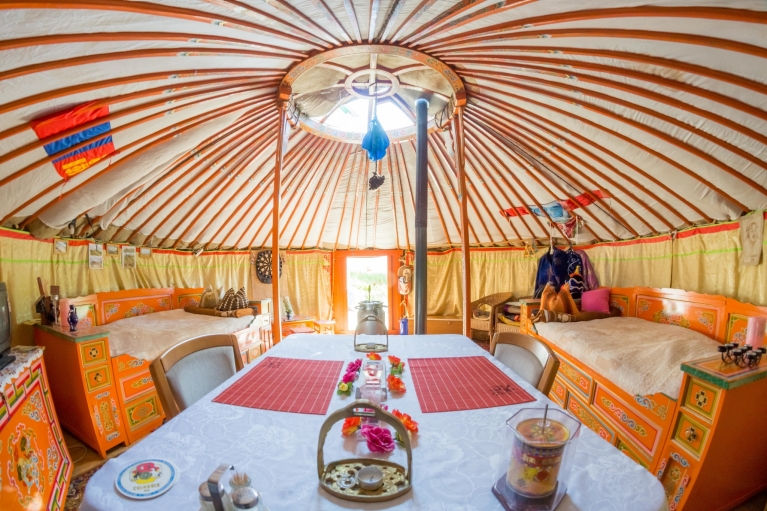 Interior de tienda de campaña en Airbnb