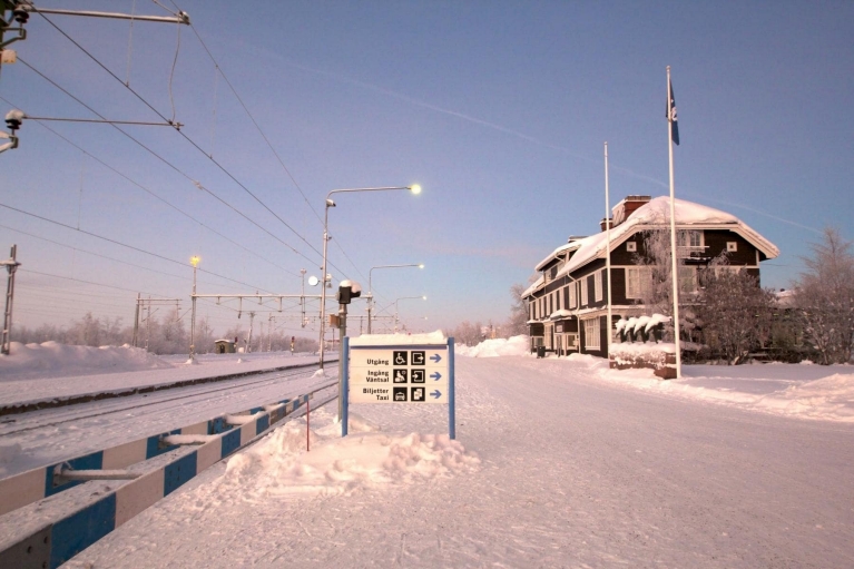 Estación de trenes finlandesa en invierno