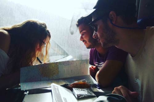 Todo acerca de Eurail | Tres personas en el tren mirando un mapa