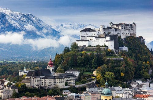 _beautiful_view_of_salzburg_skyline_with_festung_hohensalzburg_and_salzach_river_in_summer_salzburg_salzburger_land_austria