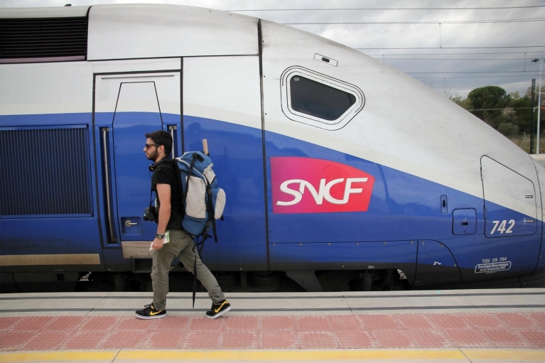 停靠在西班牙边境菲格雷斯火车站的TGV列车