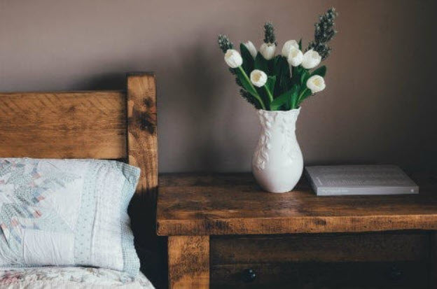 Todo acerca de Eurail | Cama y flores en una habitación