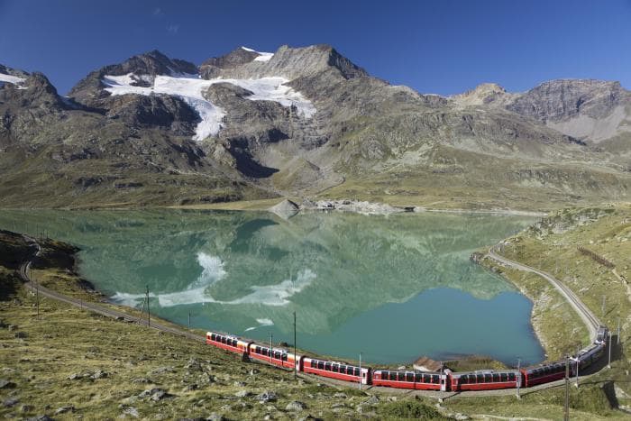 En la parte más alta de la ruta, viajarás junto a 3 lagos en el paso por el Macizo de la Bernina.