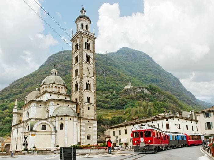 O Bernina Express termina sua viagem em Tirano, Itália. Ele passa pela cidade antes de chegar à estação.