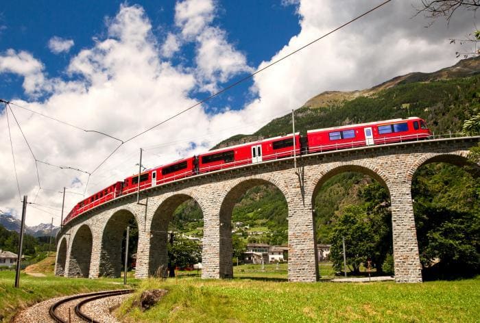 O viaduto de Brusio é uma parte especial da rota do trem Bernina Express - um viaduto circular com vista de 360°.