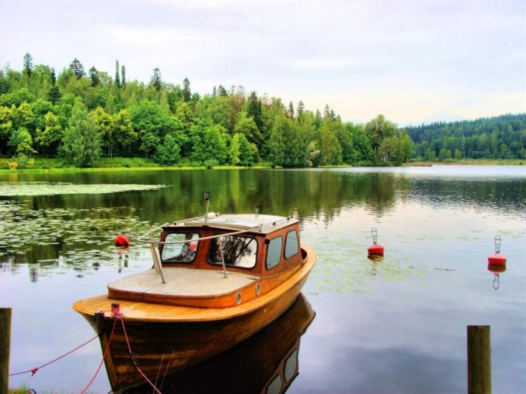 芬兰湖泊中的小船