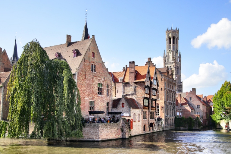 Vista panorâmica de casas medievais e de um campanário, Bruges, Bélgica