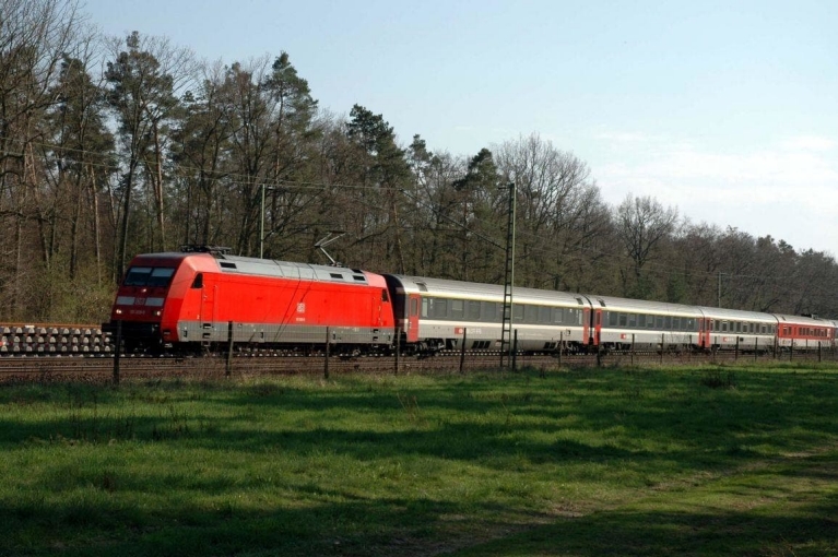 amsterdam travel by train