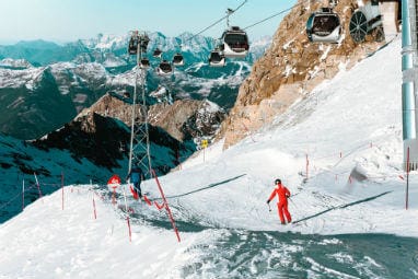 Los MEJORES 5 destinos europeos en invierno | Gente esquiando y funiculares sobre ellos en Kitzsteinhorn, Austria