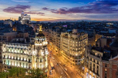 Los MEJORES 5 destinos europeos en invierno | Calle donde se unen la Gran Vía y la Calle de Alcalá en Madrid, España