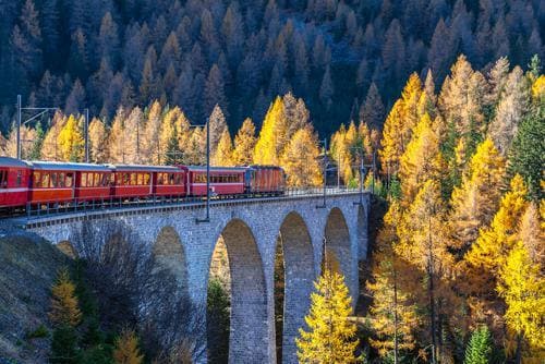 Destinos de otoño en Europa | Tren panorámico Bernina Express en Suiza durante el otoño