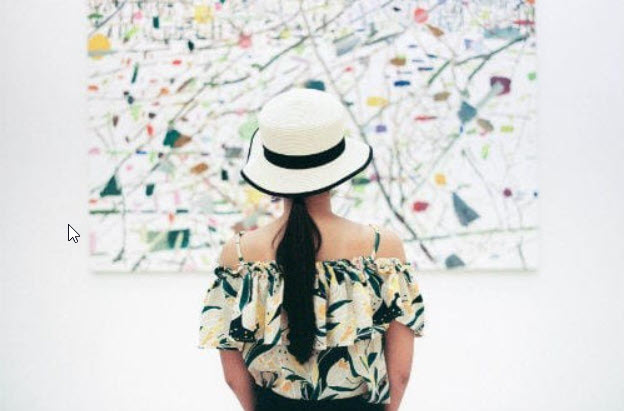 Todo acerca de Eurail | Mujer apreciando un cuadro en un museo