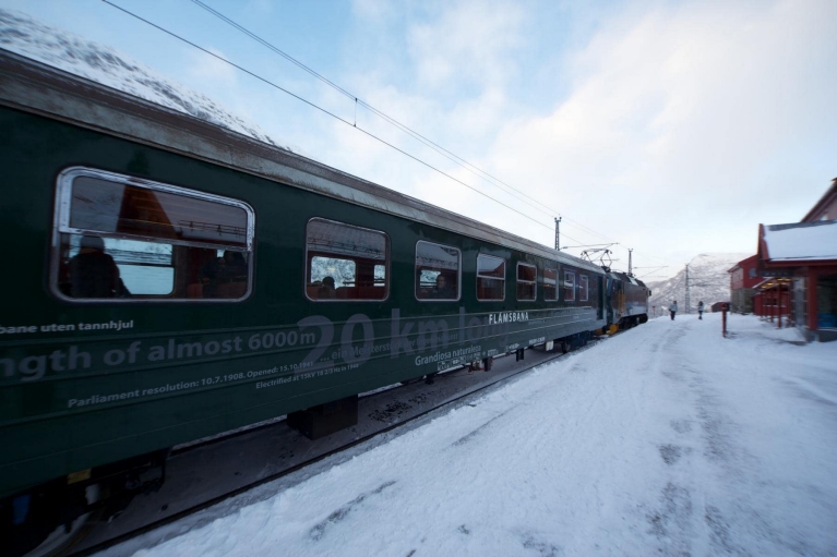 冬季停靠在月台上的Flam Railway列车