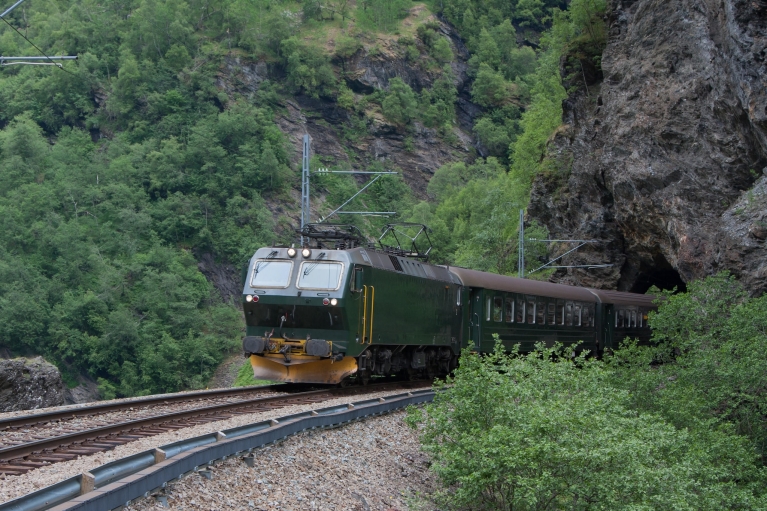 Flam Railway列车驶出隧道