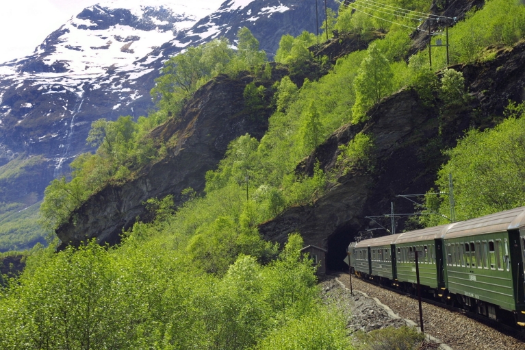 Trem da Flåm Railway em paisagem montanhosa