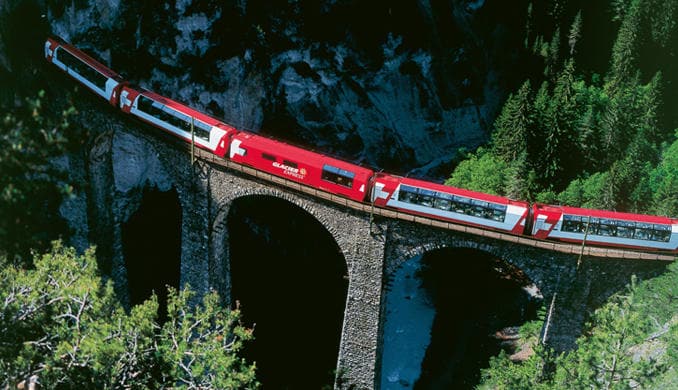 El Glacier Express cruzando un viaducto