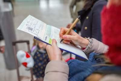 填写通票上的旅行日记