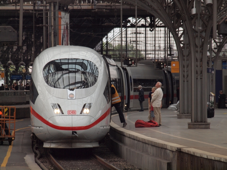 停靠在德国科隆火车站月台旁的ICE高速列车
