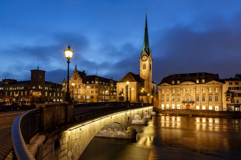 Igreja Fraumunster e rio Limmat, Zurique