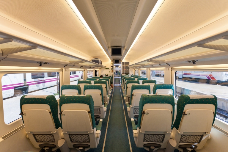 Interior do trem de alta velocidade Alvia, classe turística