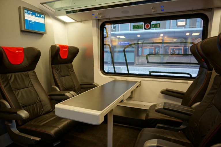 Interior del tren de alta velocidad Railjet, Austria
