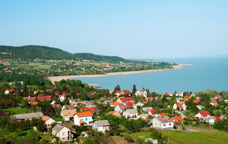 バラトン湖のほとりの小さな村、ハンガリー