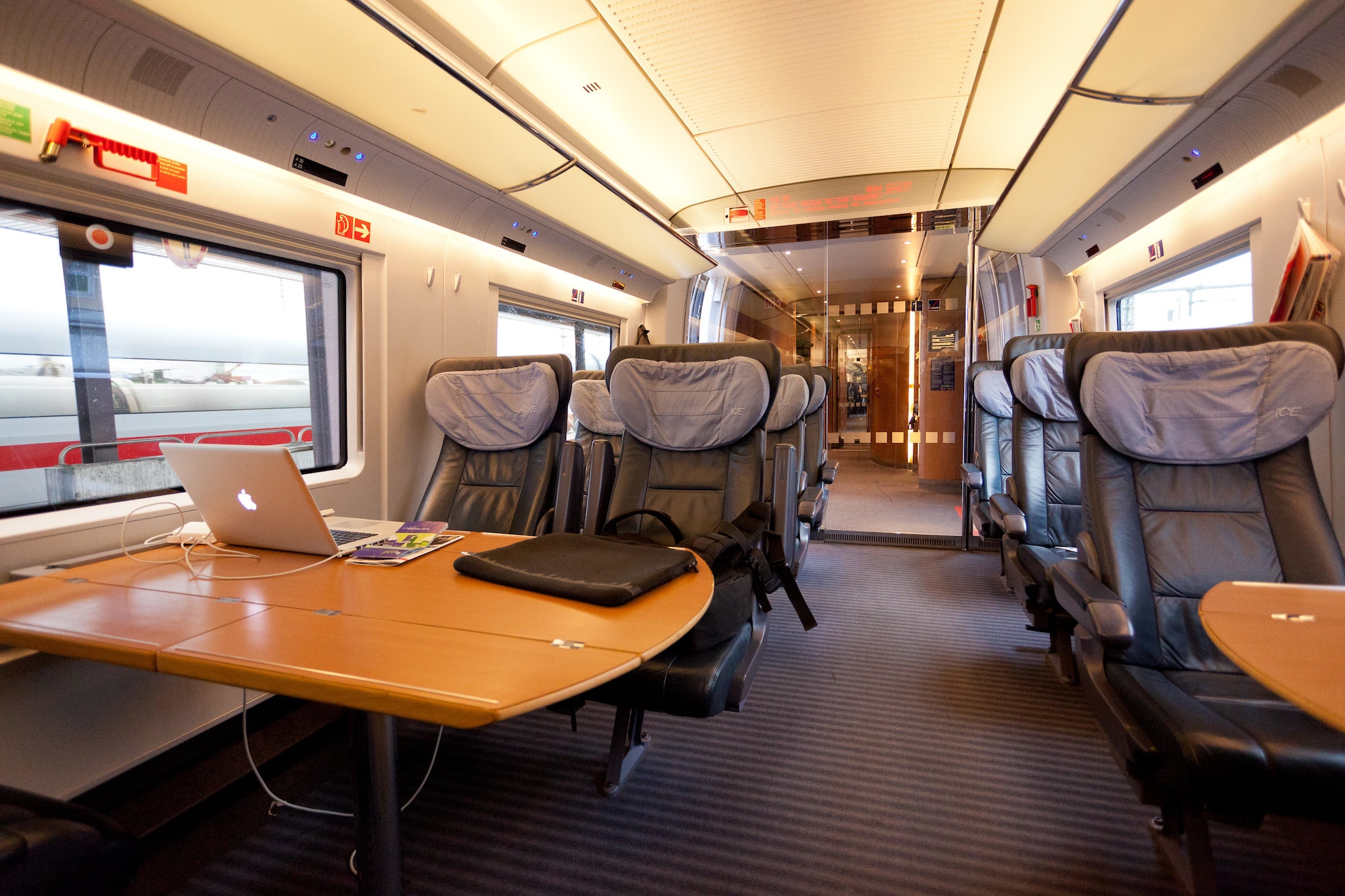 ICE 高速鉄道の 1 等 (1st class) コンパートメントのラップトップ