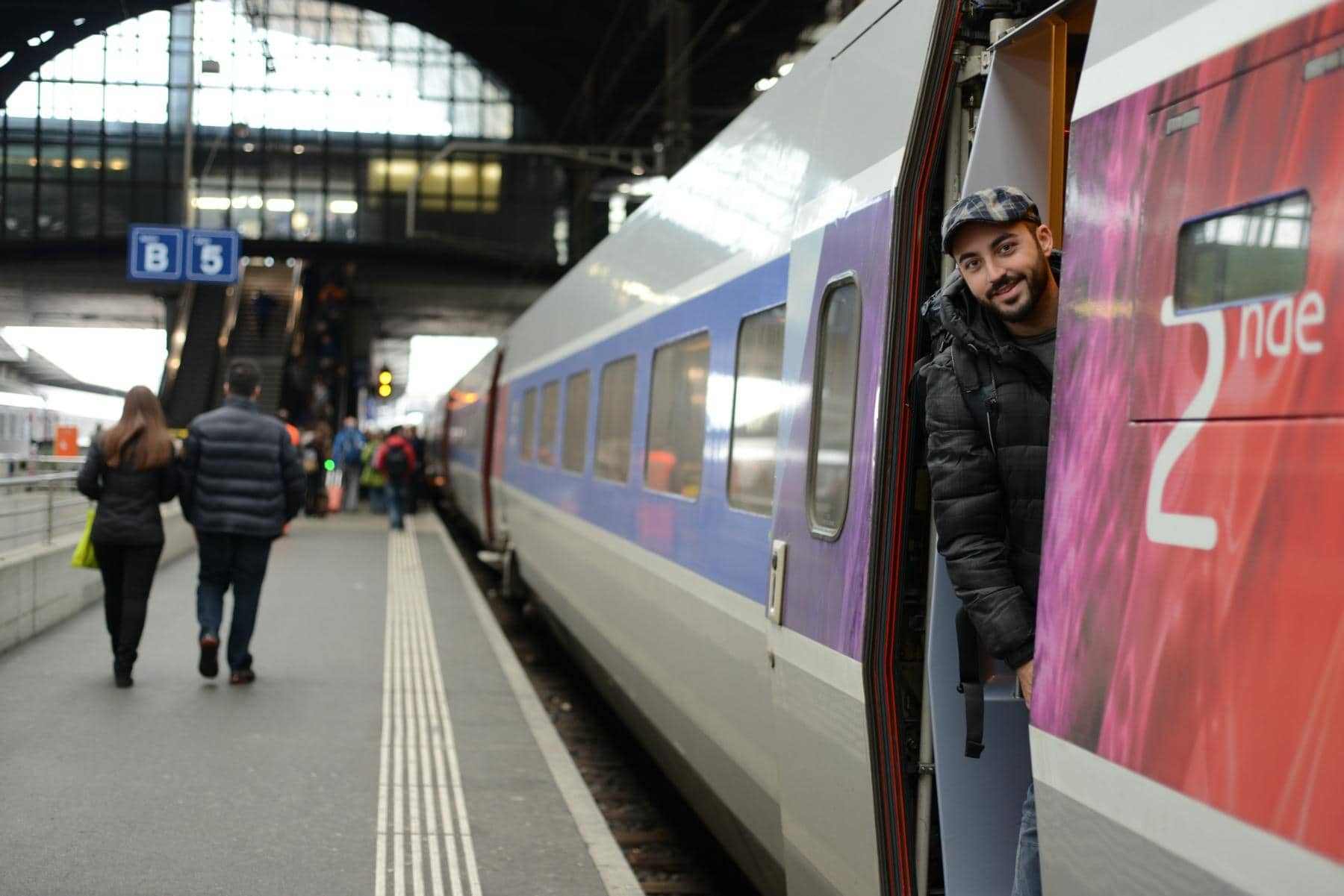 Hombre parado en la puerta del tren TGV, Basilea, Suiza