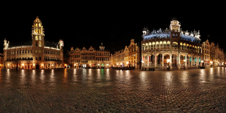 Panorama noturno da Grand Place, em Bruxelas