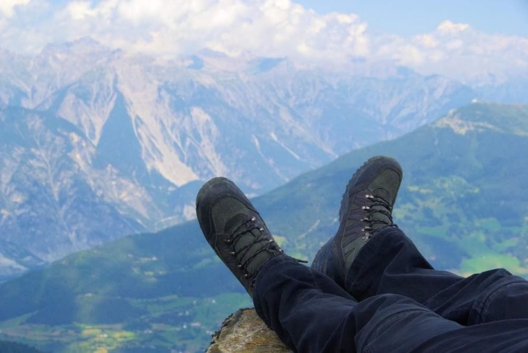 Disfrutando de la vista luego de una caminata en los Alpes austríacos