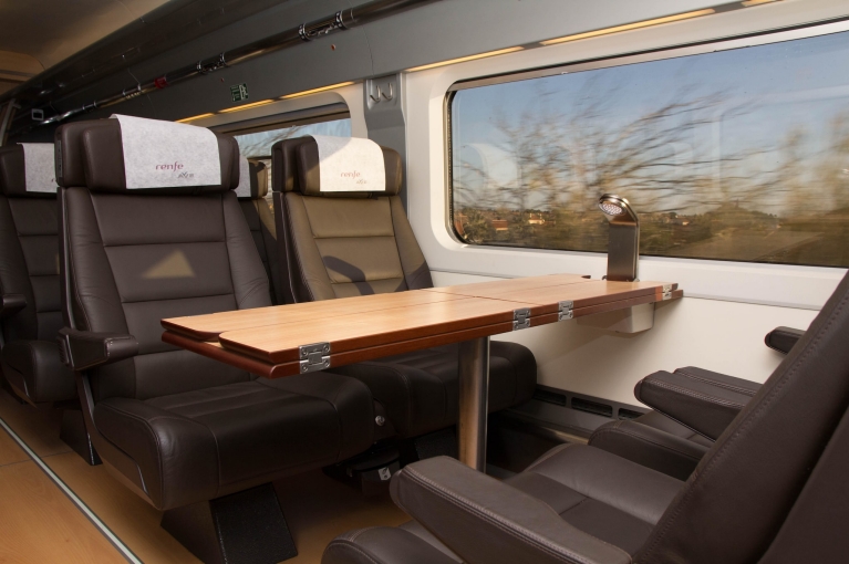 Assentos da primeira classe no trem Renfe-SNCF