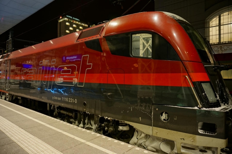 Tren de alta velocidad Railjet en la estación de trenes de Salzburgo, Austria