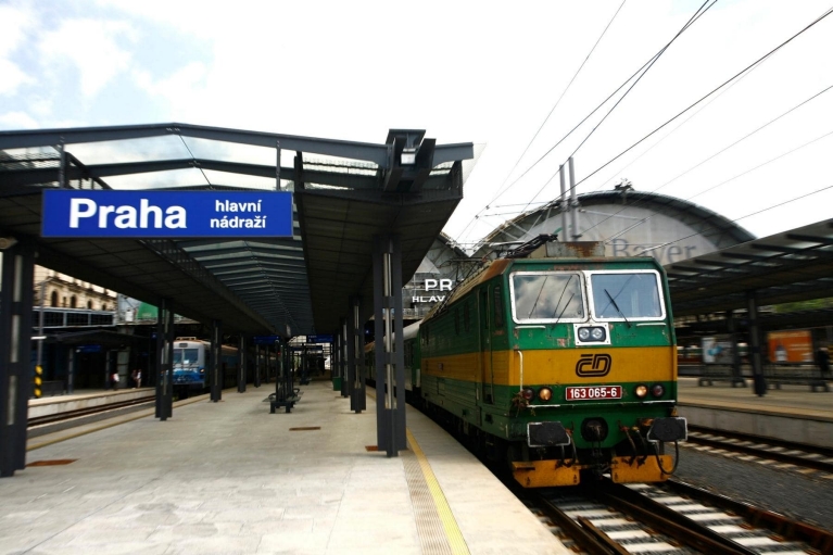 Un tren regional a punto de partir de Praga