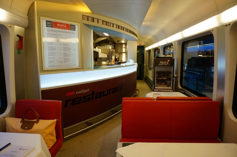 Coche restaurante del tren de alta velocidad Railjet en Austria