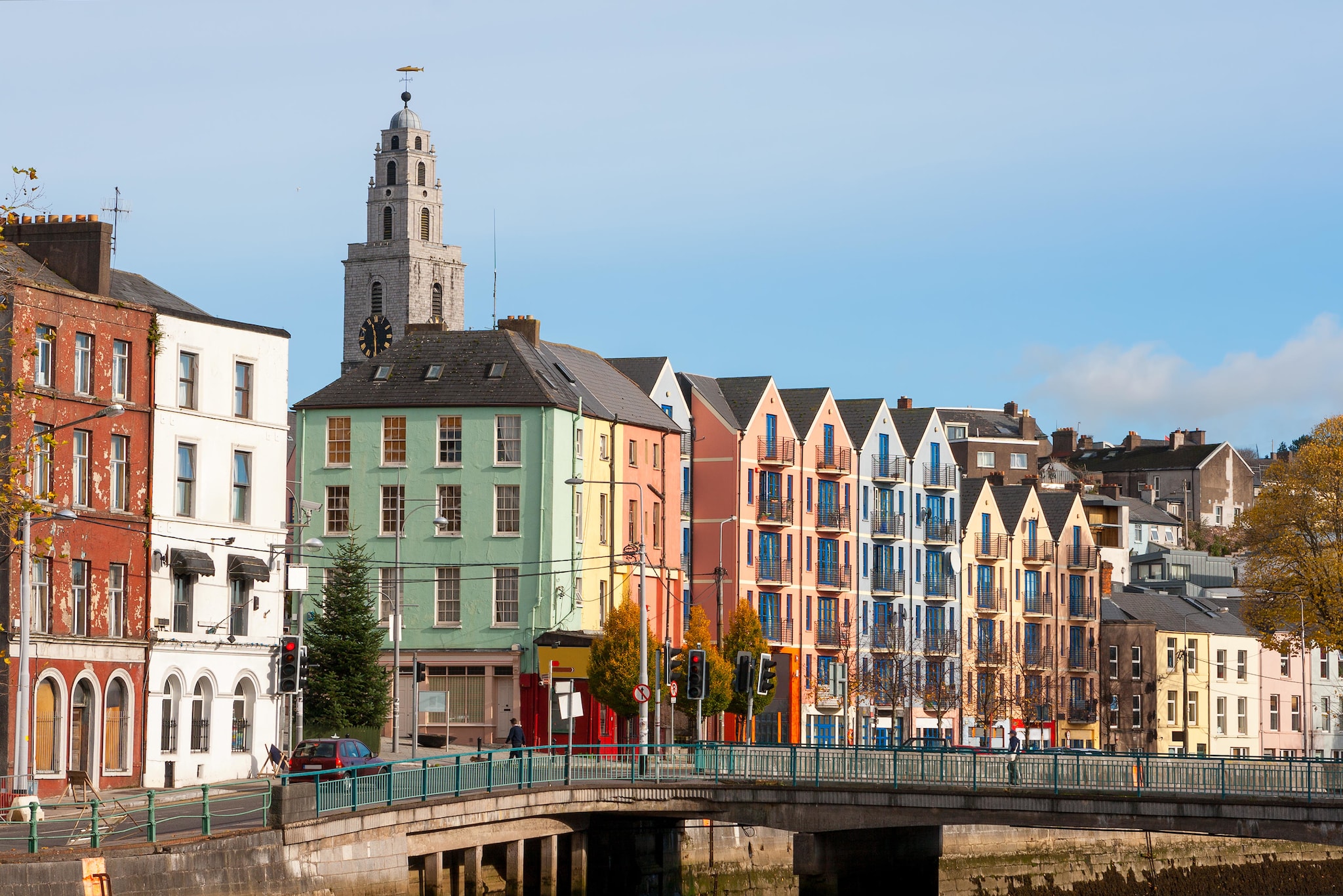 Shandon Bell Tower elevando-se acima da cidade de Cork